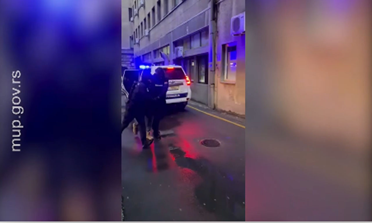 OVAKO JE PRIVEDEN OSUMNJIČENI ZA PALJENJE AUTOMOBILA BAKE PRASETA! Policija ga sa lisicama uvela u stanicu (VIDEO)