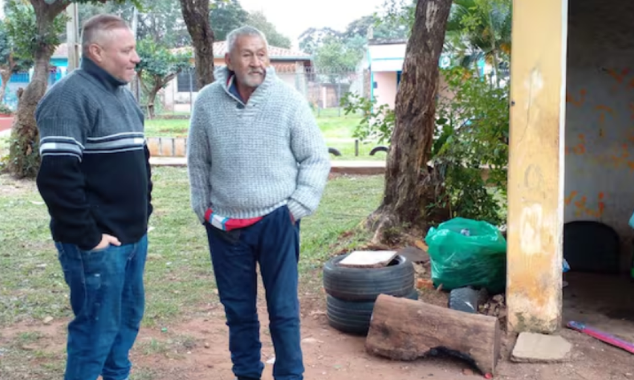 LEGENDARNI FUDBALER POSTAO BESKUĆNIK! Proživljava pakao, spava na klupi i gladuje, ni sinovi mu ne pomažu (VIDEO)