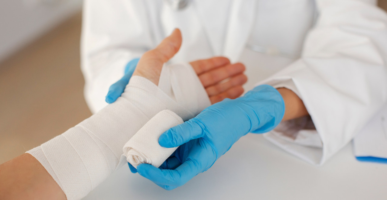 PIŠTOLJEM ZA OMAMLJIVANJE STOKE RANIO KUPCA! Incident kod Smederevske Palanke, muškarac ranjen u šaku i butinu