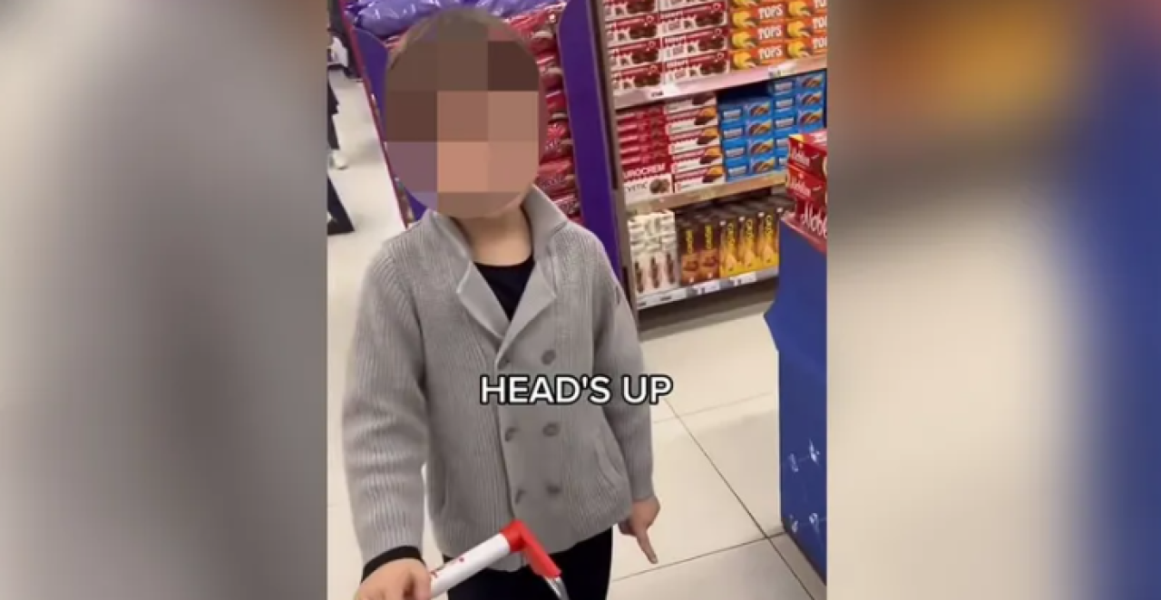 KO OVO UČI DECU? Dečak pun mržnje prema Srbiji izgovorio strašne reči u marketu! Pogledajte snimak (VIDEO)