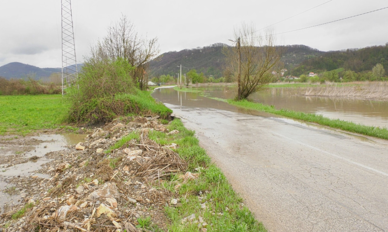 DRAMA KOD ČAČKA! Izlila se reka, put se raspada: Voda preti domaćinstvima, haos i na "Milošu Velikom"!