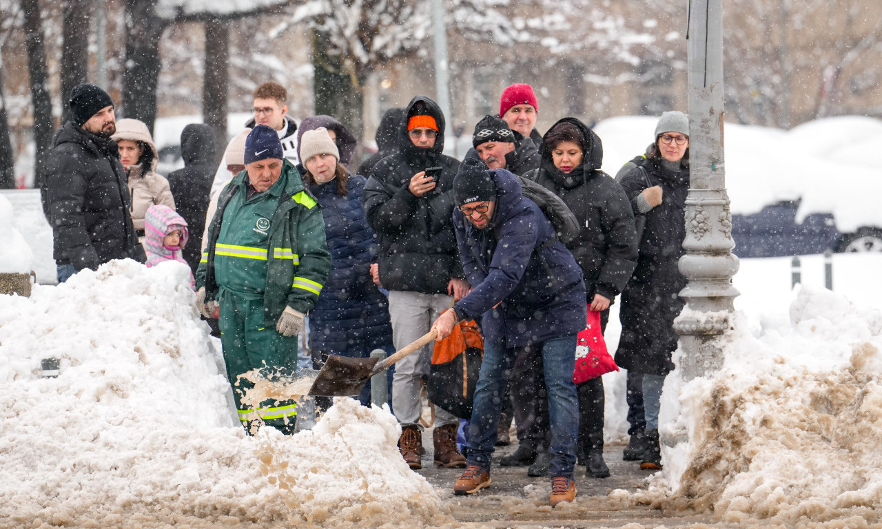 ZBOG SNEŽNE MEĆAVE U KOMŠILUKU ZATVORENI AUTOPUTEVI Oko 20 linija železnice u prekidu, sneg mnogo toga poremetio (FOTO)