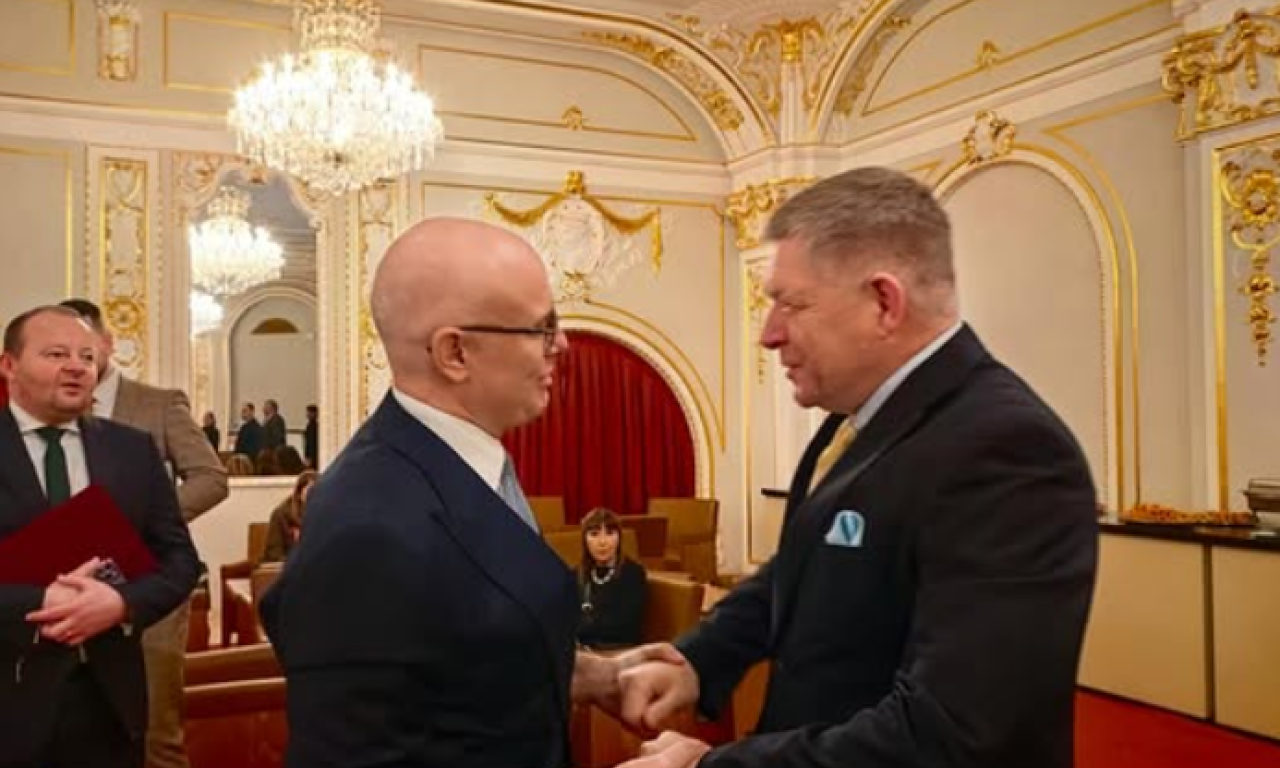 FICO DOČEKAO VUČEVIĆA Predsednik SNS na svečanosti povodom Dana državnosti Srbije u Bratislavi (FOTO)