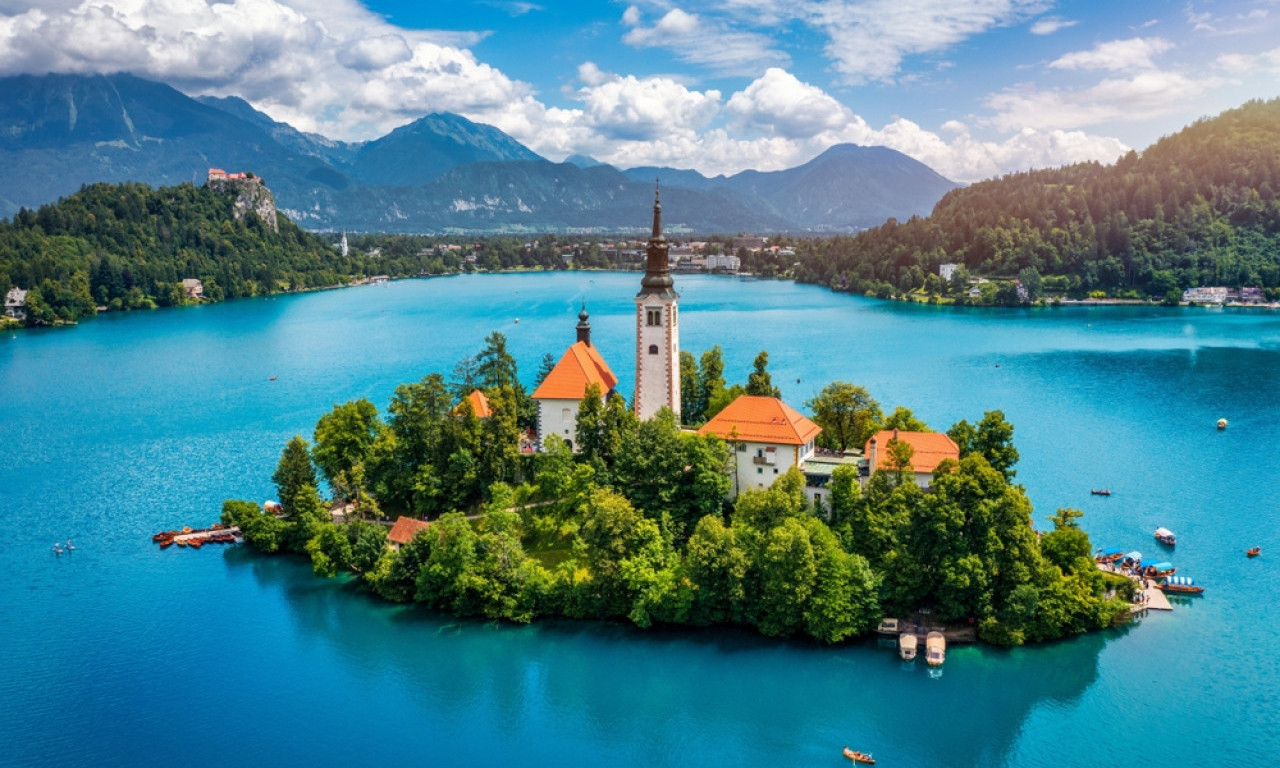 BISER SLOVENIJE KOJI OSVAJA NA PRVI POGLED Evo zašto je Bled destinacija za sva čula i sva godišnja doba!