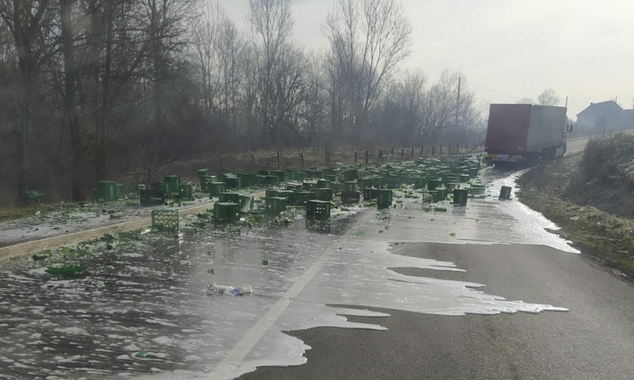 BLOKIRAN PUT KA KRALJEVU Pivo plivalo drumom, a evo šta su komentarisali građani posle objave (FOTO)