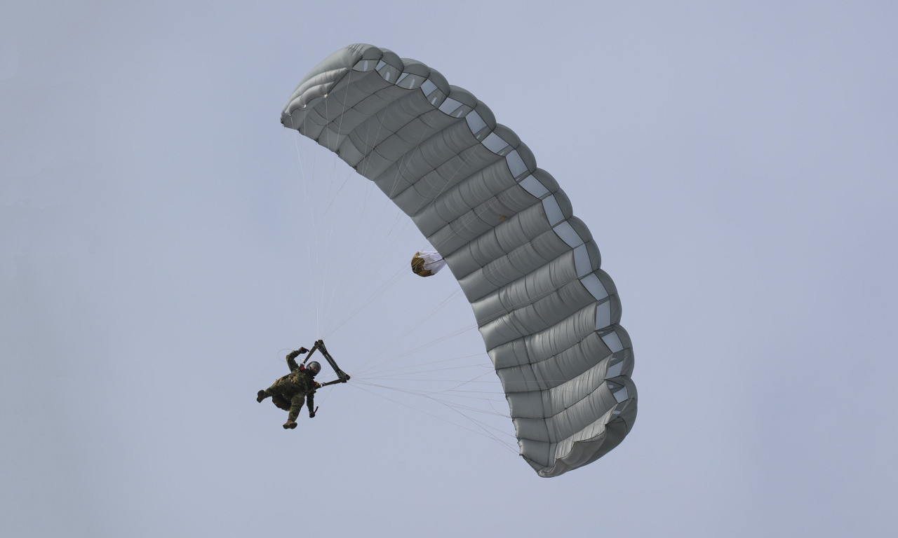 SPEKTAKL NA NEBU IZNAD NIŠA: Čuvena 63. padobranska testira novi sistem, konkurs za stupanje u brigadu je otvoren!