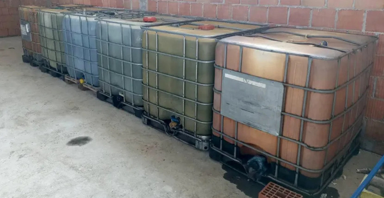 HAPŠENJE BEGUNCA I ZAPLENA U BEOGRADU Pronađeno čak 34.000 litara ilegalnog goriva u hangaru (FOTO)