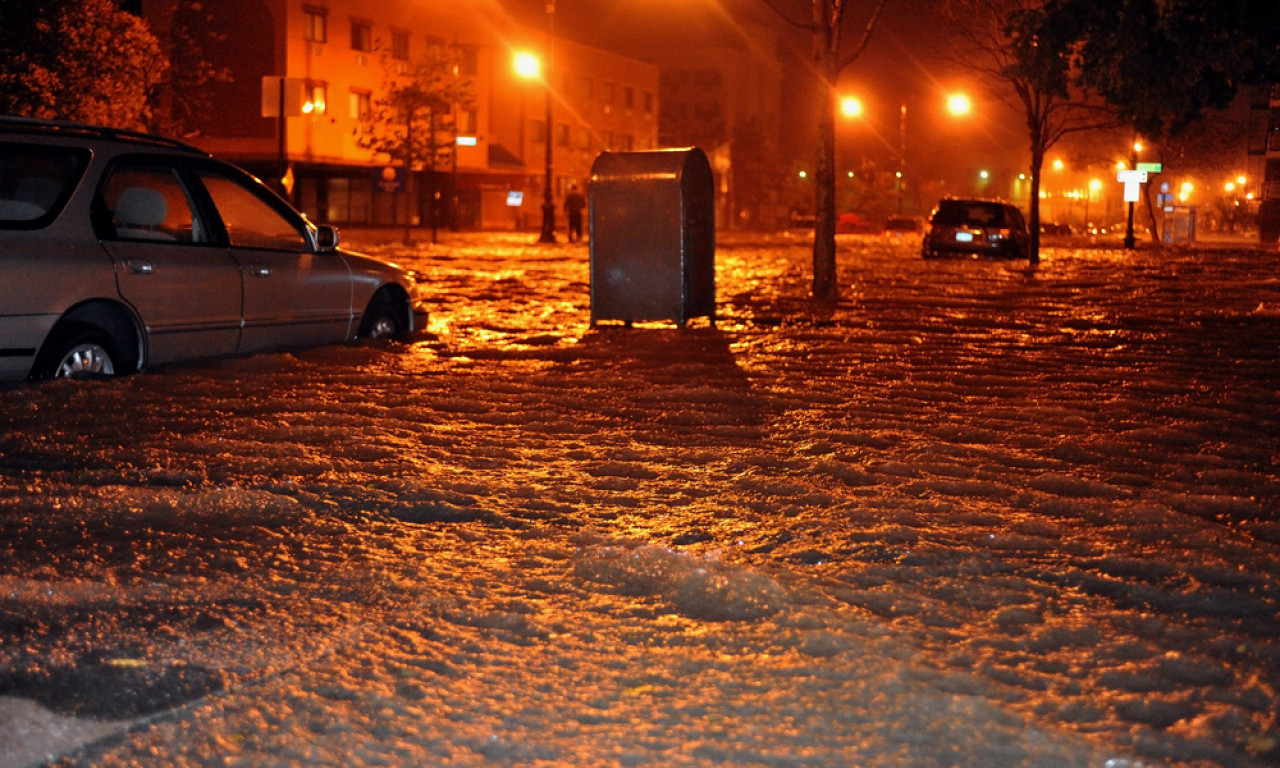DALMACIJA POD VODOM I U STRAHU: More potopilo gradove, magistrala zatvorena, a stanovnike uznemirio i zemljotres! (FOTO+VIDEO)