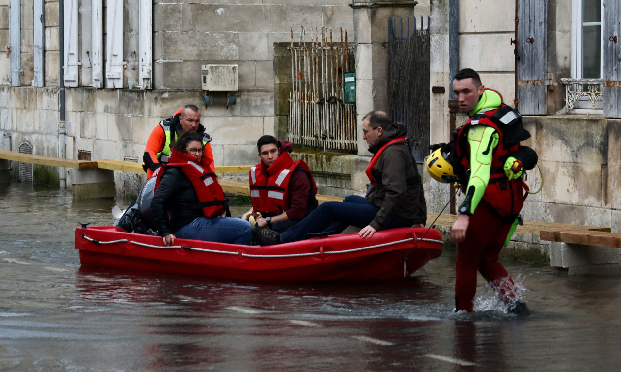 FRANCUSKA NA IVICI KATASTROFE  Reka se izlila iz korita, gradovi evakuisani, poplave i vetar razaraju zemlju! (FOTO)