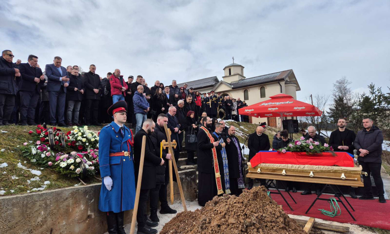 SAHRANJENA SUPRUGA RADOVANA KARADŽIĆA Ćerkine reči odzvanjale grobljem: "Samo on nije mogao da dođe" (FOTO)