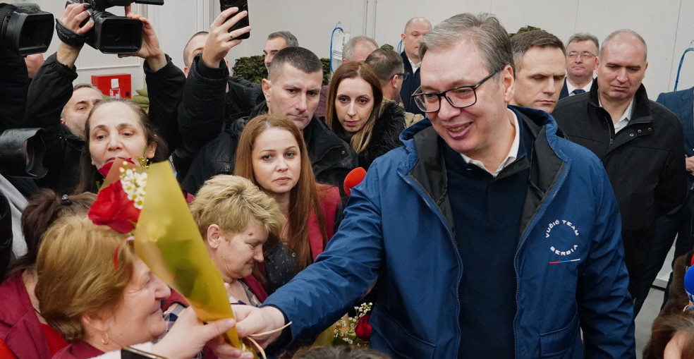 ŽENAMA ZAPOSLENIM U "JUMKU" PO 20.000 DINARA ZA 8. MART Predsednik Vučić obišao pogon u Rudnoj Glavi (FOTO+VIDEO)
