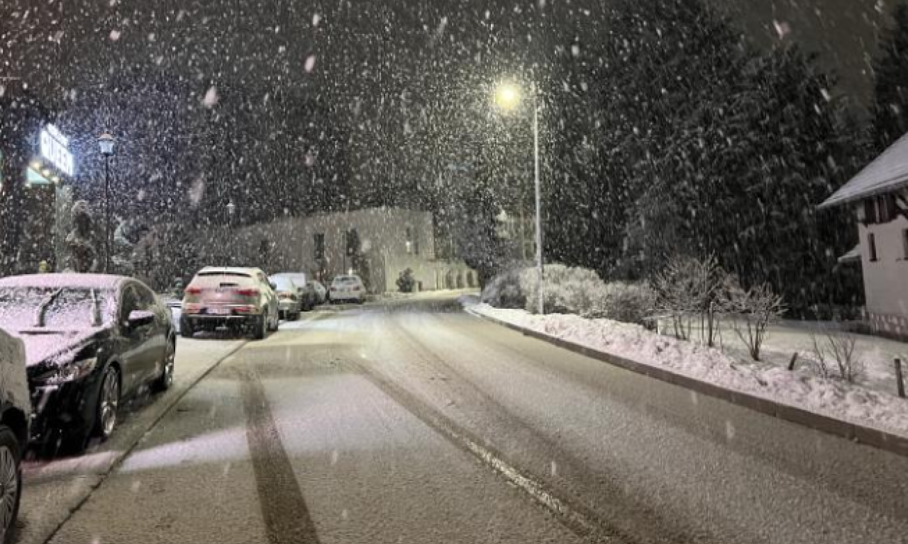 SNEŽNI UDAR NA ZLATIBORU: Putari u žestokoj borbi sa padavinama, policija prati svaki korak – Saobraćaj visi o koncu! (FOTO)