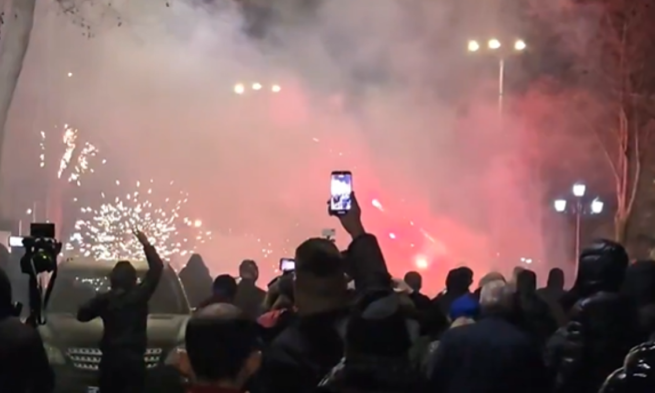 GORI TIRANA! Molotovljevi kokteli na Vladu, haos ispred Skupštine: Narod traži glavu Edija Rame (VIDEO)