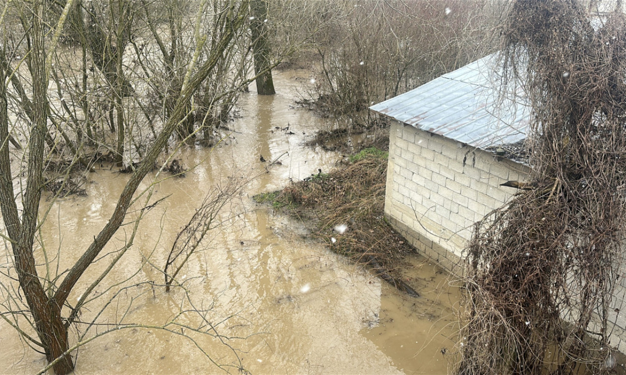 ČEMERNICA STIGLA DO SAMIH KUĆA! Meštani u strahu od novih padavina i mogućeg izlivanja (FOTO)