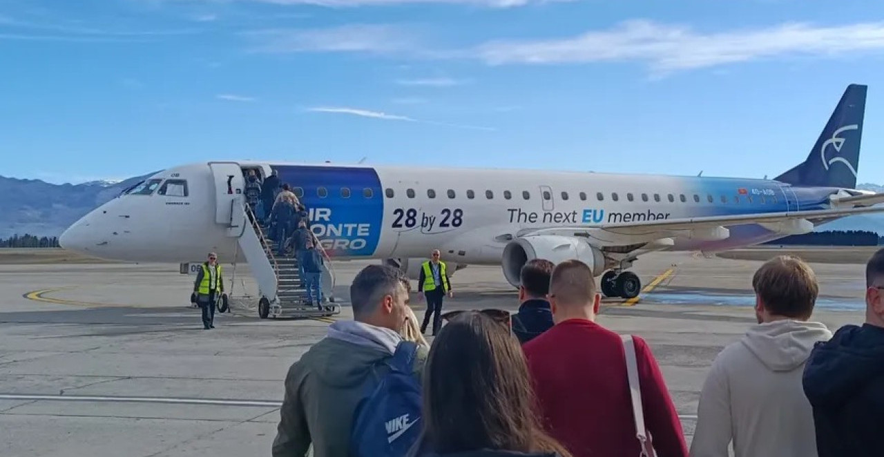 LET IZ PODGORICE ZA BEOGRAD KASNIO 2 SATA Više od 100 putnika čekalo poletanje zbog neverovatne stvari