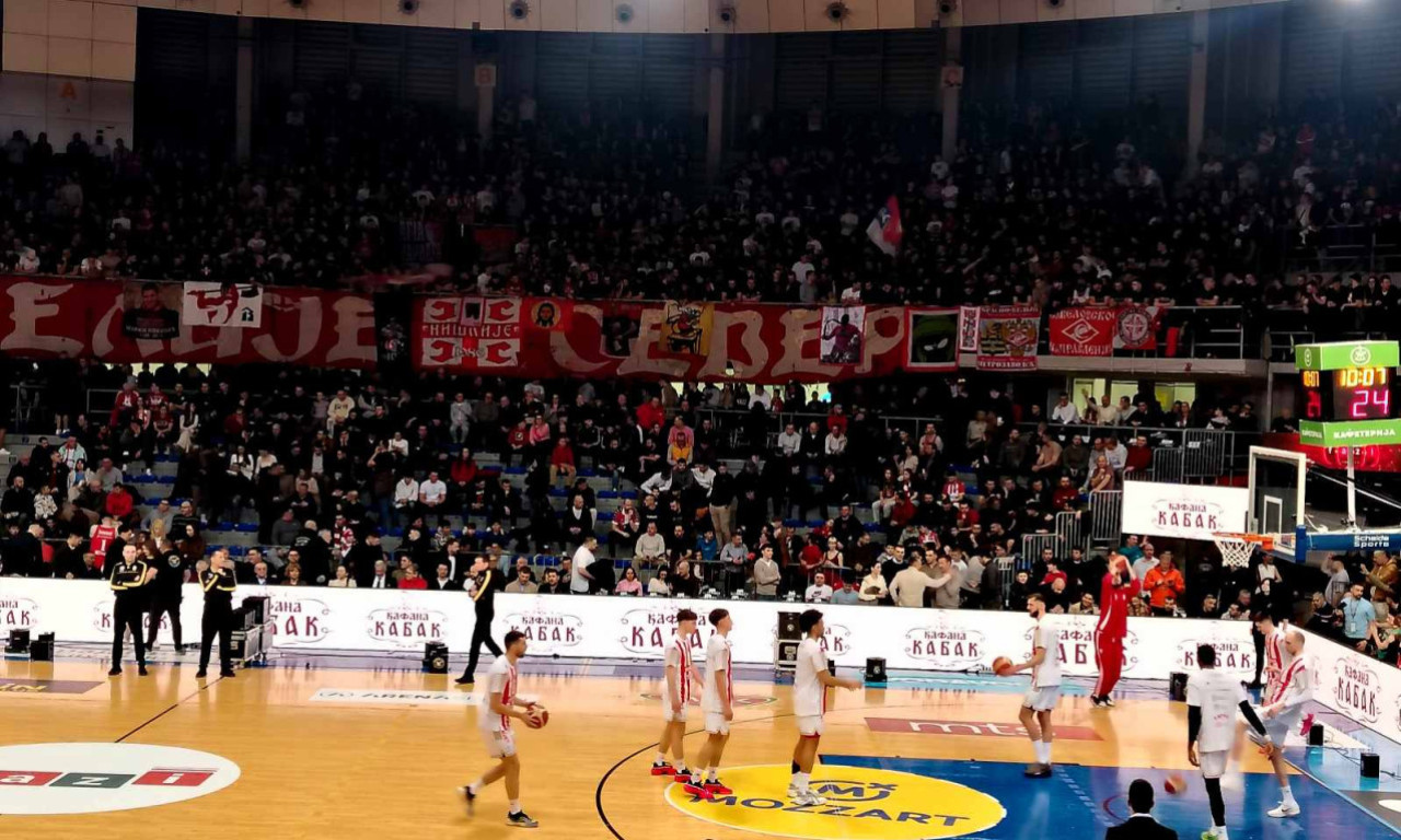 ZVEZDA DOMINIRA U ČAIRU, DELIJE POVUKLE GEST ZA PAMĆENJE: Transparent za poginulog navijača Partizana