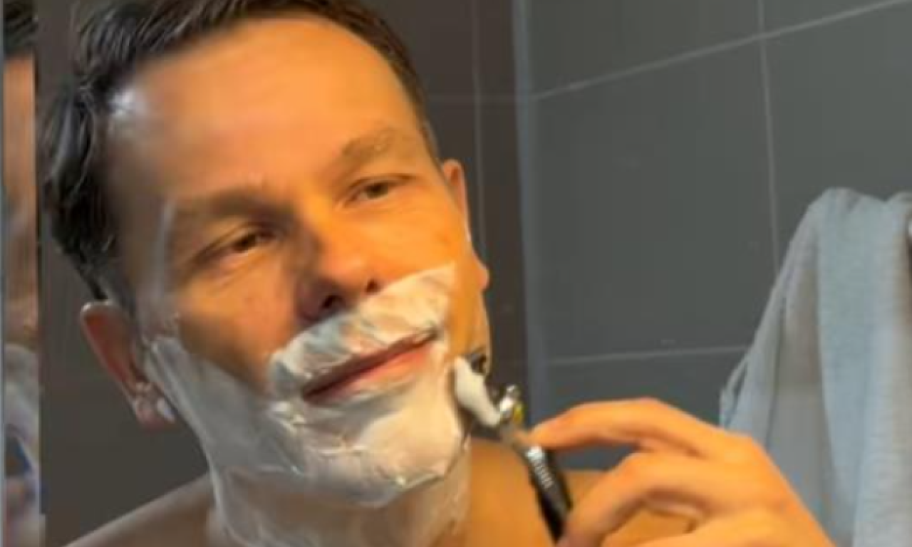 EVO KAKO IZGLEDA RADNI DAN SINIŠE MALOG KAD PRATI VUČIĆA: Prvo brijanje, pa... evo šta je radio i gde je sve bio (VIDEO)