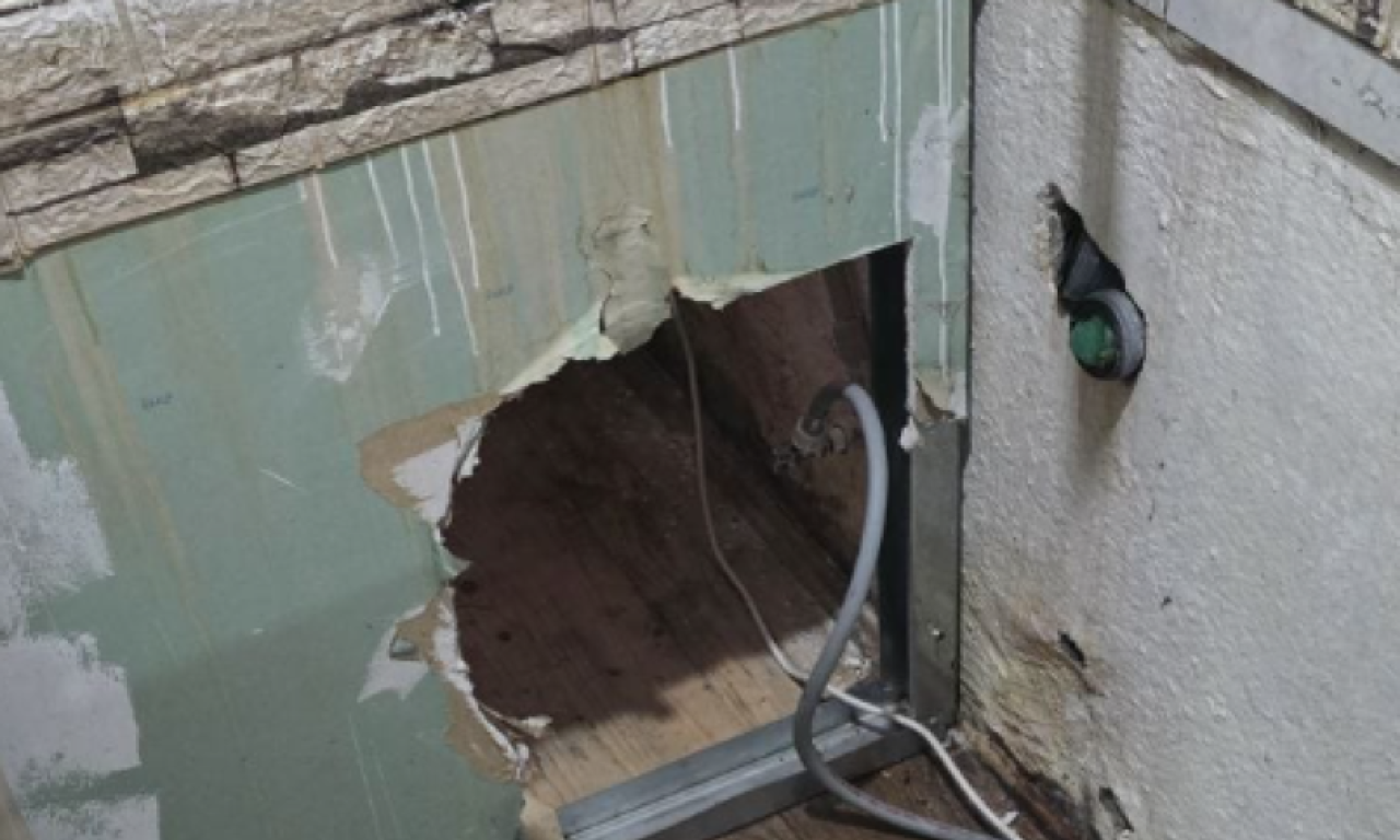 FILMSKA PLJAČKA U PLAVU: Devojka (26) ukrala 70.000 evra iz kuće penzionera, novac sakrila u zid, a dečku kupila „golfa“ (FOTO)