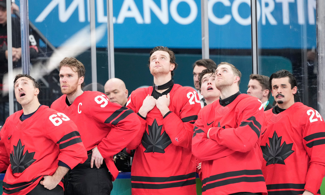 NEVIĐENA SCENA NA DODELI MEDALJA! Hokejaši dobili nagradu koja je sve nasmejala (FOTO)