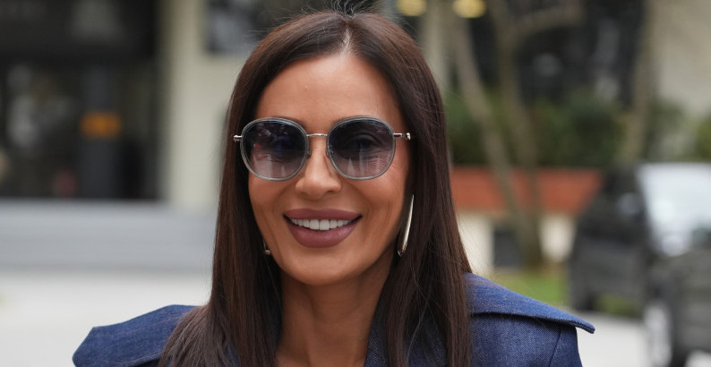 CECA RAŽNATOVIĆ OPČINILA U PLAVOM, PA ŠOKIRALA PRIZNANJEM: Sin Veljko se ne vraća u Srbiju, a evo zašto neće doći na pomen Saši Popoviću!