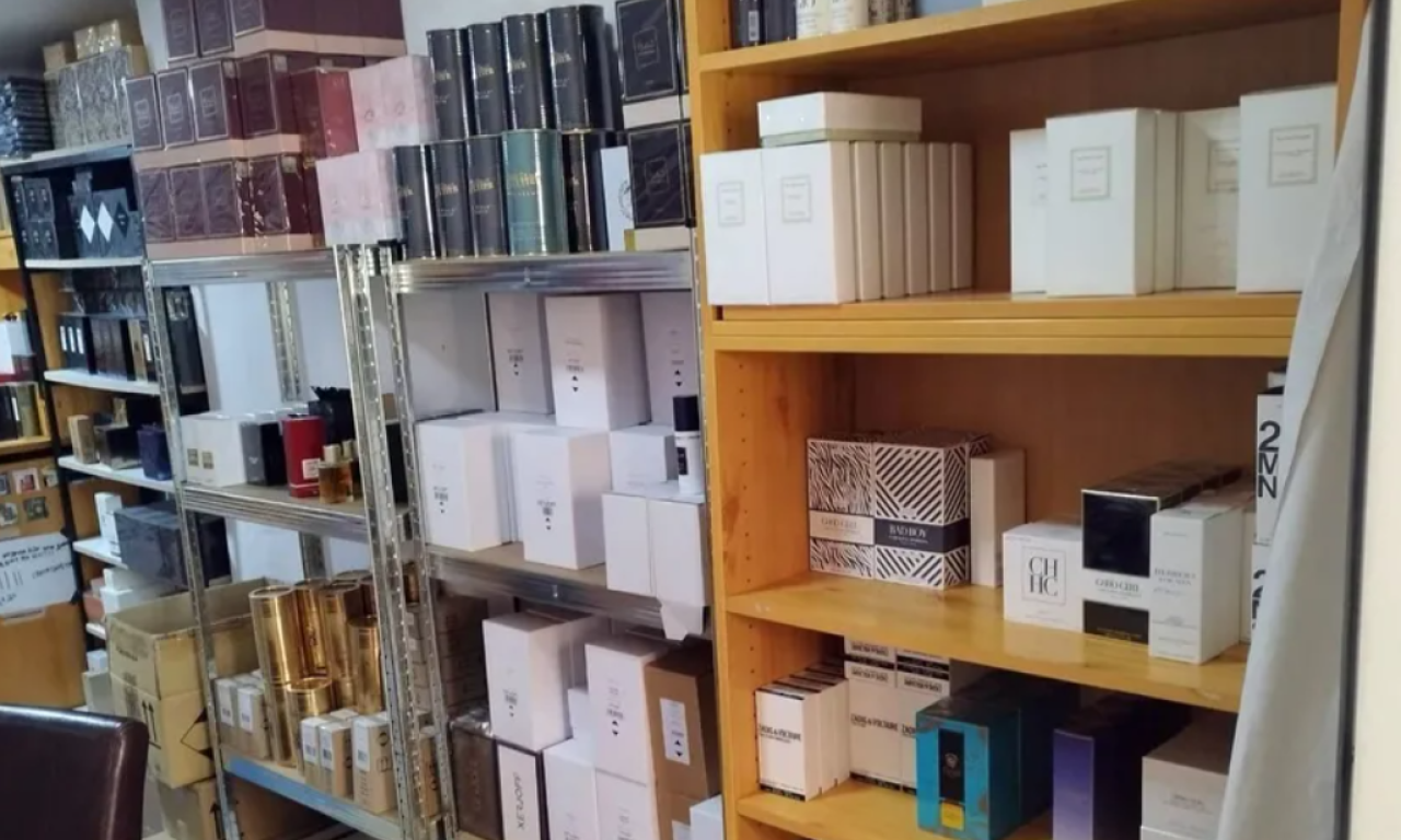 ZAPLENJENO 800 PARFEMA U SUBOTICI! Prodavao ih bez dozvole, pa dolijao - vrednost mirisa skoro 6 miliona dinara (FOTO)