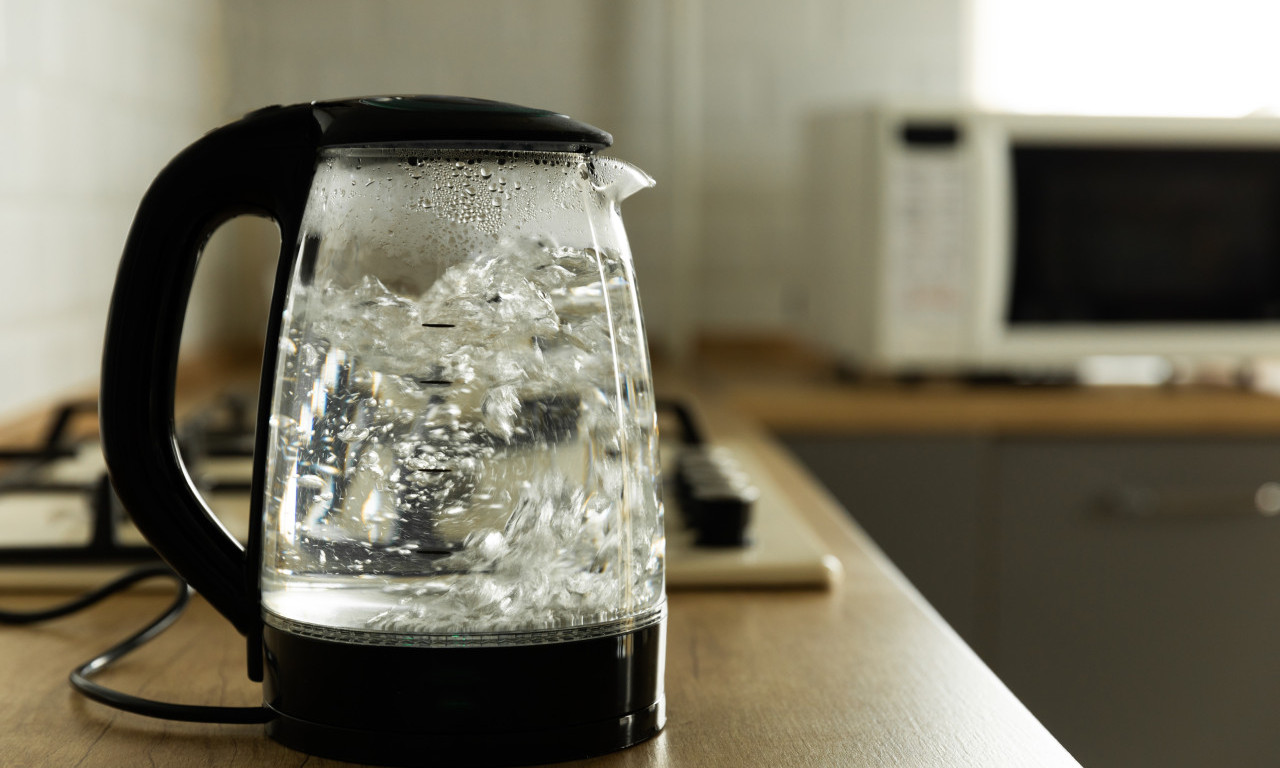 DA LI VODA IZ KUVALA SME DA SE PROKUVA DVA PUTA? Većina pravi veliku grešku, evo kada postaje opasno