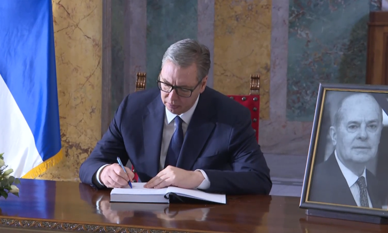 KOMEMORACIJA POVODOM SMRTI VLADISLAVA JOVANOVIĆA: Vučić odao počast čoveku koji je ceo život posvetio Srbiji (VIDEO)