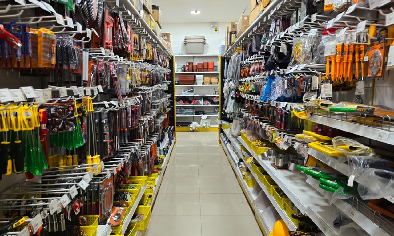 ULAZI U PRODAVNICU, IZGLEDA KAO GOSPODIN, ALI... Pogledajte šta je uradio ovaj muškarac u radnji u Novom Sadu (VIDEO)