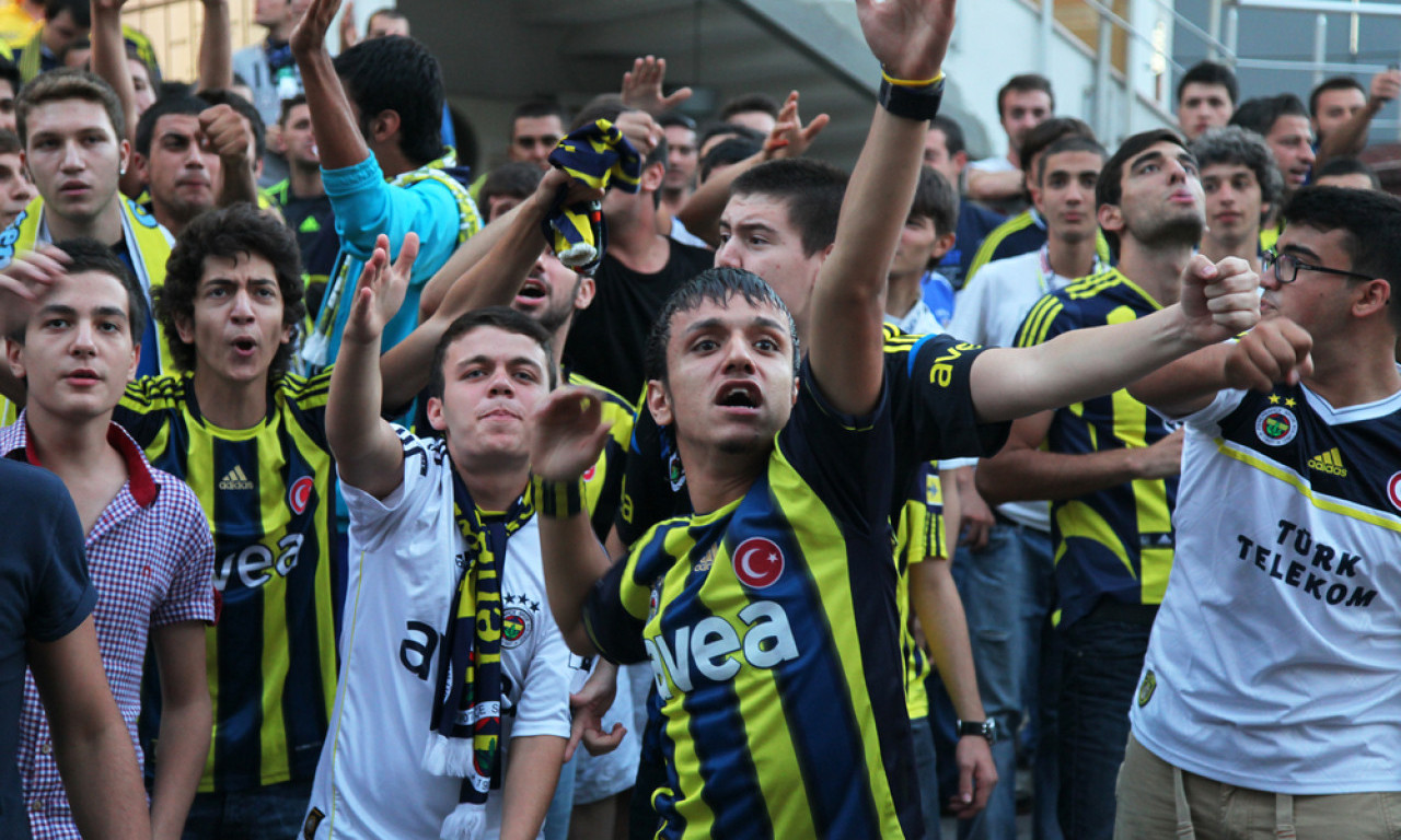 TURCI SU PONOVO NISKO PALI! Navijači Fenera podigli skandalozan transparent protiv Partizana (FOTO)