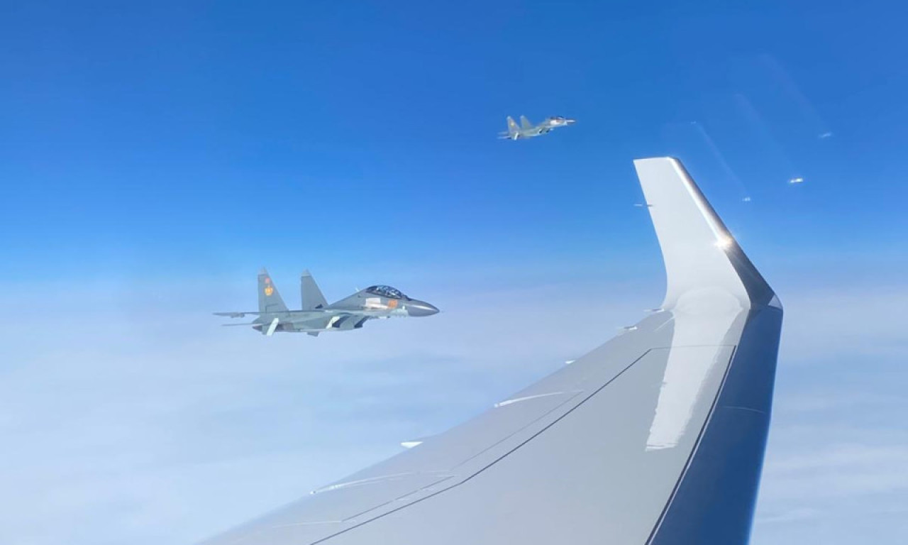 AVION PREDSEDNIKA VUČIĆA U KAZAHSTANU DOČEKALI AVIONI "SUHOJ 3"! Velika počast za Srbiju (FOTO)