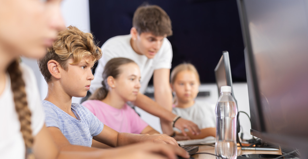 VEŠTAČKA INTELIGENCIJA ULAZI U ŠKOLE AI će pomagati učenju već u 40% škola, ministar Stanković otkrio detalje