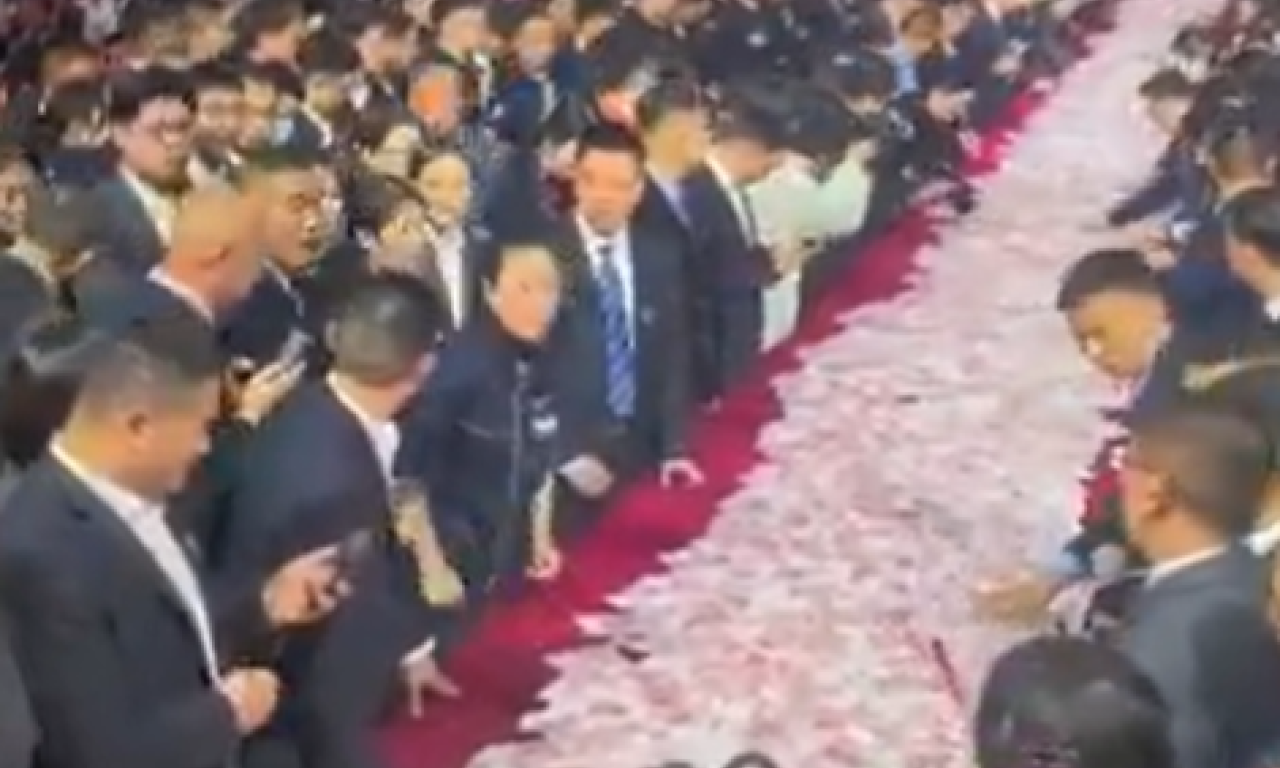 MILIJARDER IZ SNOVA POSTAO VIRALAN: Podelio radnicima 180 miliona  – na bini ih čekale planine novca, iznosili naramke (VIDEO)