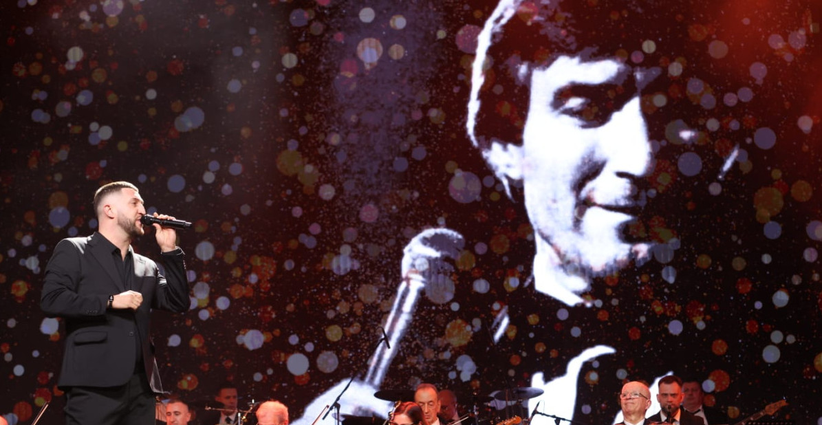 BOEMSKA RAPSODIJA U MTS DVORANI: Estrada se poklonila Tomi Zdravkoviću, publika u transu uz neprevaziđene hitove! (FOTO)