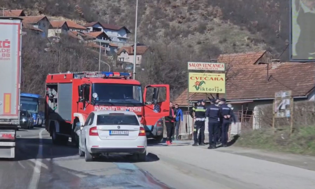 VATRA PROGUTALA VOZILO U POKRETU! Stravične scene na putu kod Prijepolja, otežan saobraćaj (FOTO+VIDEO)