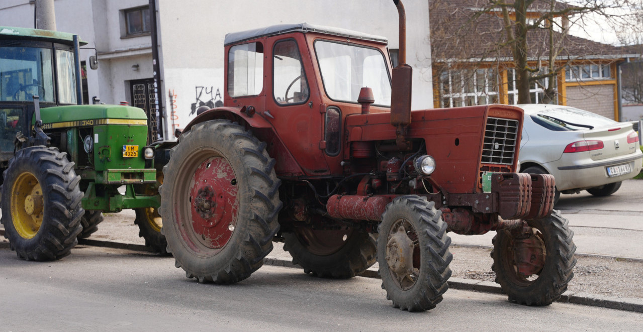 KOD LOZNICE BLOKIRANA RASKRSNICA KA IZLAZU IZ SRBIJE: Njih tridesetak blokiralo put ka državnoj granici (VIDEO)