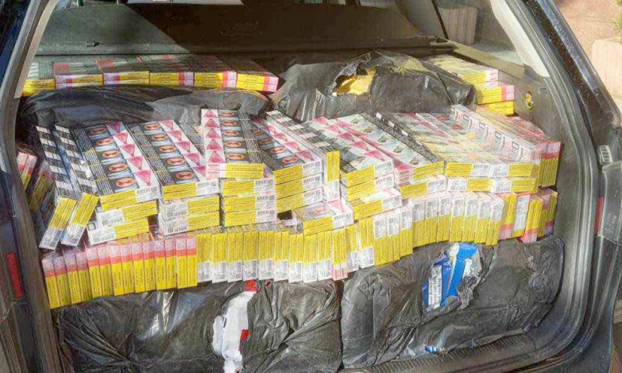 UHAPŠEN MUŠKARAC IZ KOSOVSKE KAMENICE: U kolima imao 400 boksova cigareta, rezani duvan... Oštetio budžet države za 2 miliona dinara (FOTO)