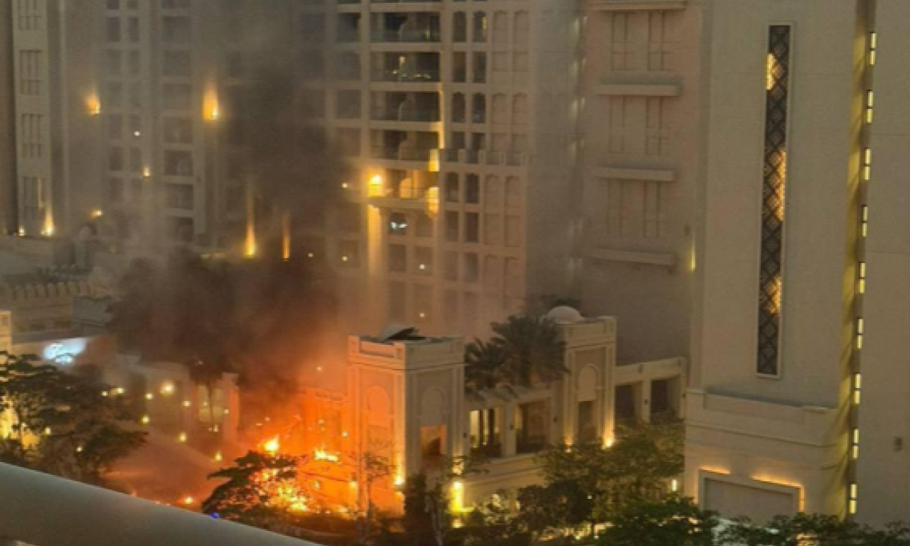 UDAR NA DUBAI: Hotel u Dubaiju progutao plamen nakon što su ga pogodile iranske rakete; Turistički centar pod napadom (VIDEO)