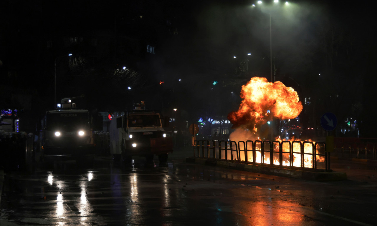 ZAPALJENA VILA ENVERA HODŽE Tirana u plamenu, novi protesti i sukobi sa policijom