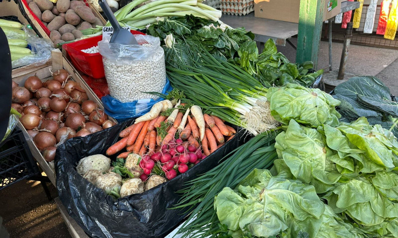 PROMENE NA PIJAČNIM TEZGAMA: Evo koje voće i povrće je poskupelo, a šta je jeftinije