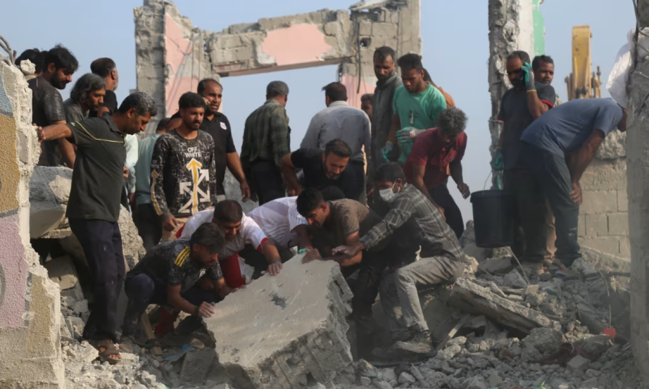 CRNI DAN ZA IRAN: 153 ugašena mlada života! Spasioci izvlače decu iz ruševina škole, Iran gori nakon vazdušnih udara!