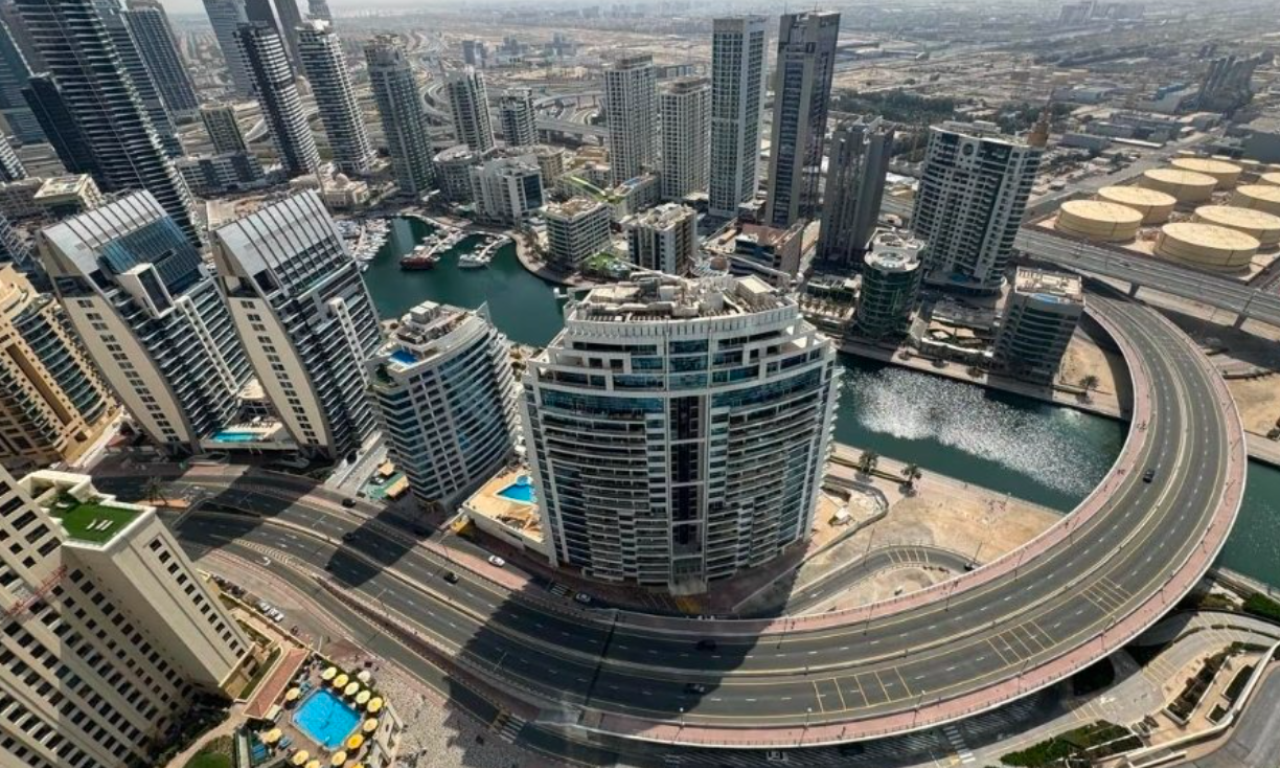 DUBAI JE GRAD DUHOVA: Sablasno puste ulice, škole na onlajn nastavi, a decu u skloništima lažu da su eksplozije vatromet!