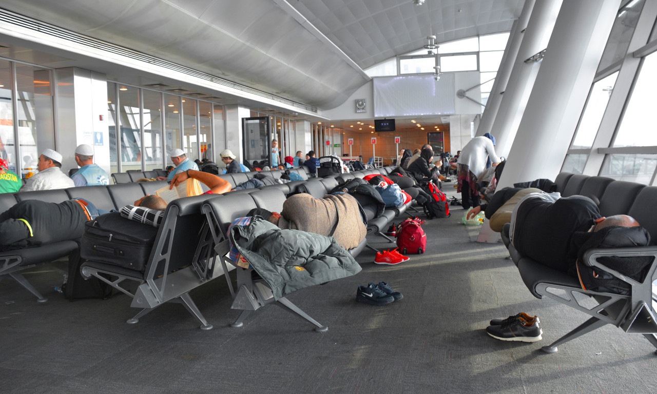 PAKAO NA BLISKOM ISTOKU! 30.000 NEMACA ZAROBLJENO: Zatvoreno nebo, turisti u klopci, Berlin u panici