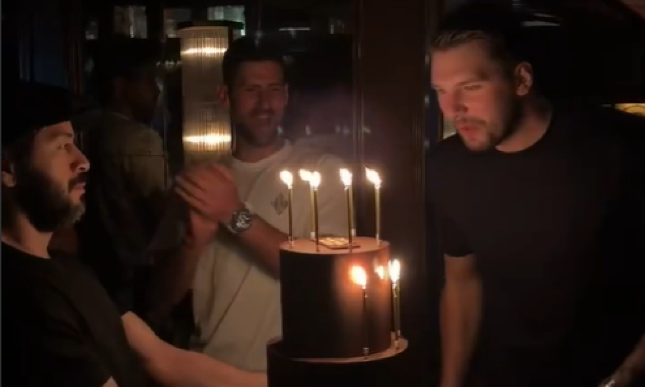 NOVAK ĐOKOVIĆ UPAO NA ROĐENDAN LUKE DONČIĆA Nećete verovati uz koju pesmu su duvali svećice (VIDEO)
