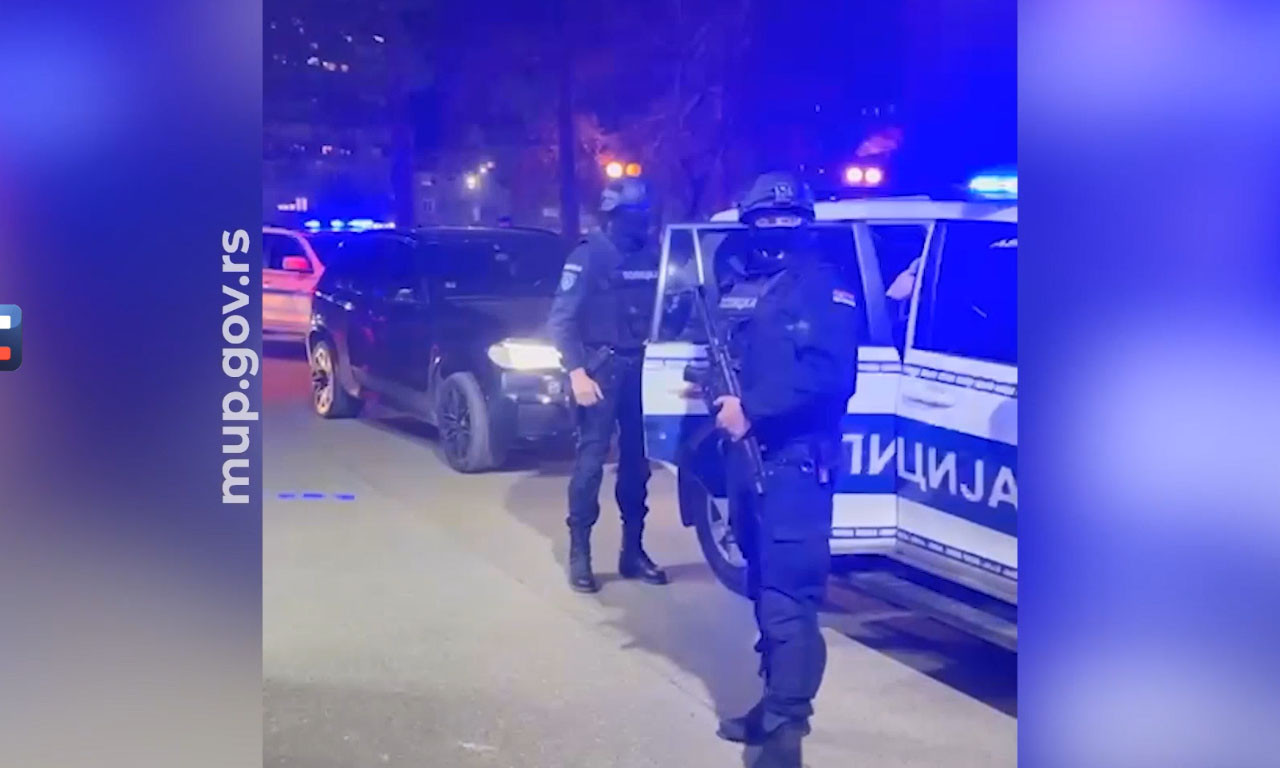 POGLEDAJTE KAKO JE PRIVEDEN OSUMNJIČENI ZA UBISTVO U KRAGUJEVCU! Spuštene glave i ruke na leđima (VIDEO)