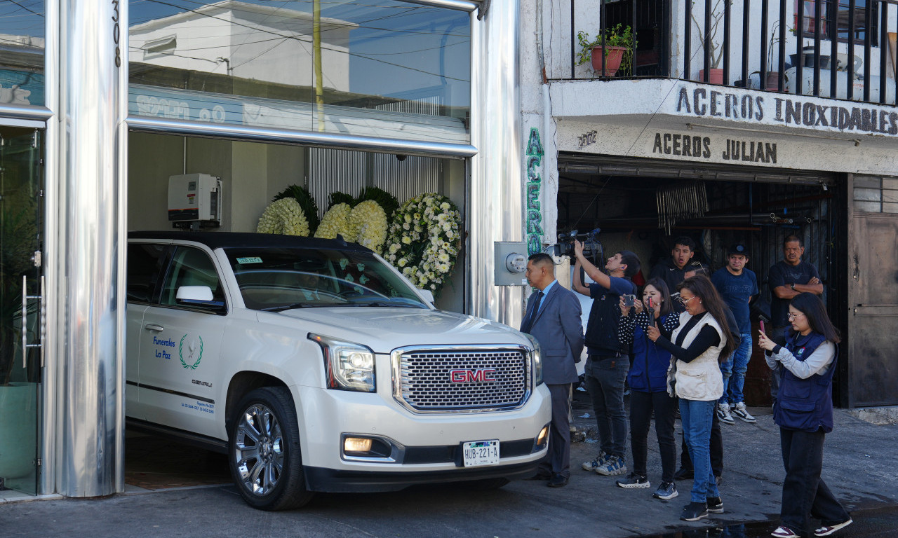 EL MENČO SAHRANJEN U ZLATNOM SANDUKU Vojska i muzičari pratili luksuzni pogreb narkobosa! (FOTO)