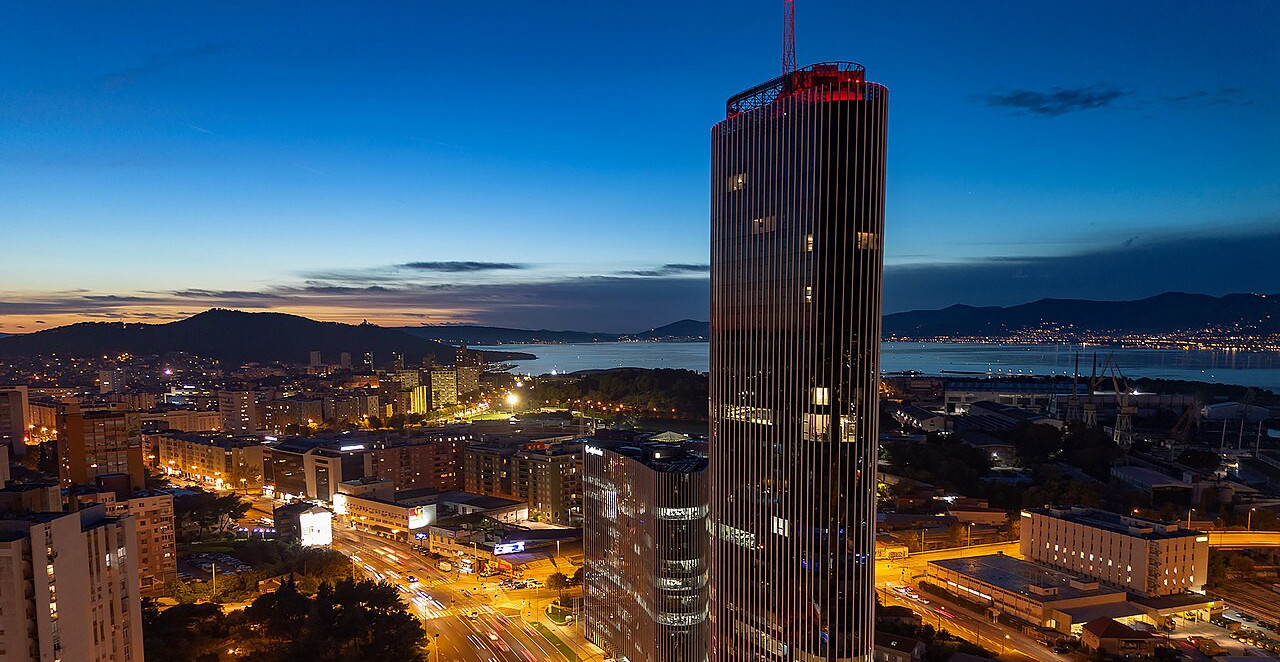 MLADIĆ SKOČIO SA NAJVIŠE ZGRADE U HRVATSKOJ I SLETEO NA AUTOMOBIL! Ludački "izazov" zapanjio region