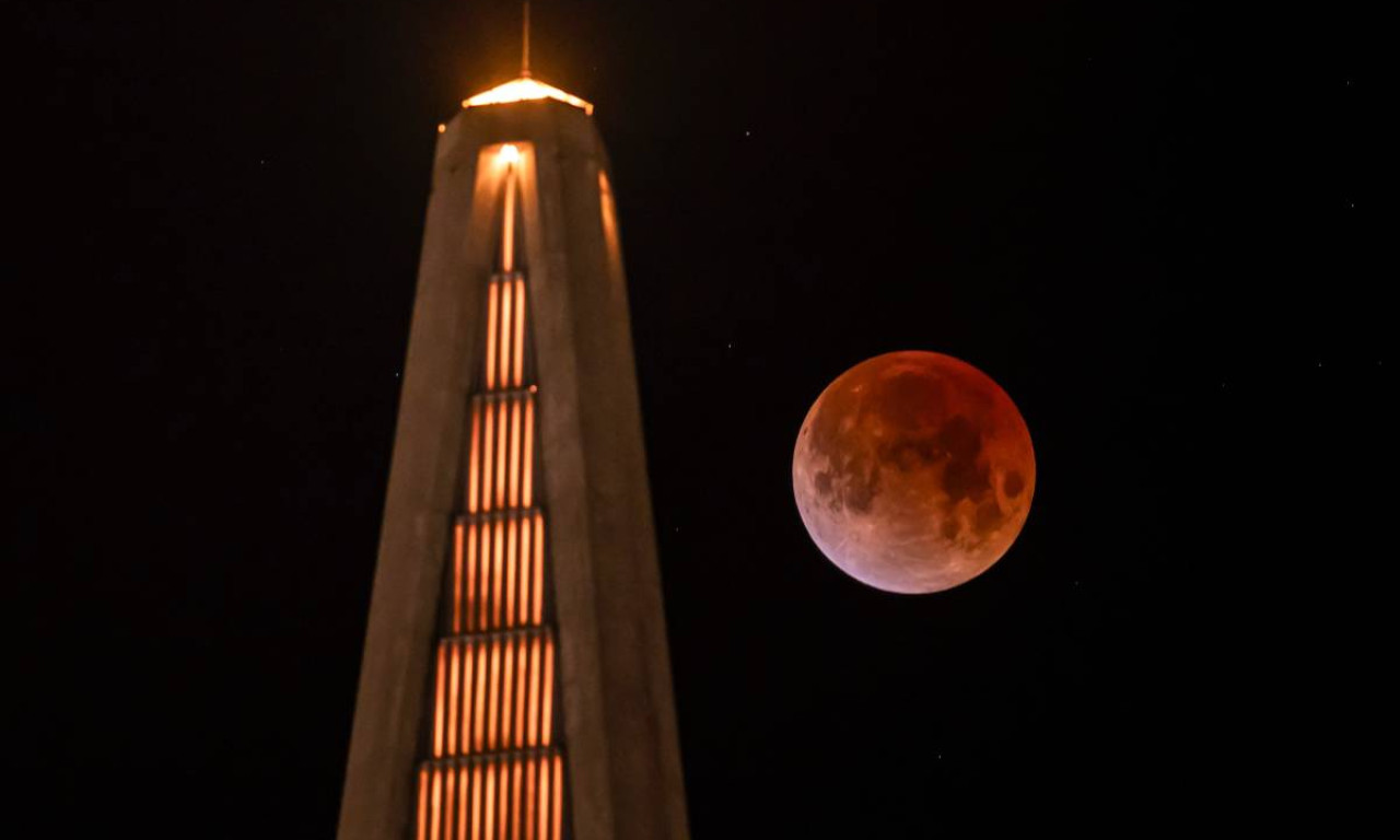 KRVAVI MESEC ZAPALIO NEBO: SPEKTAKULARNI PRIZORI! Pogledajte kako je Mesec postao jarko crven – sledeća prilika tek 2028. godine!