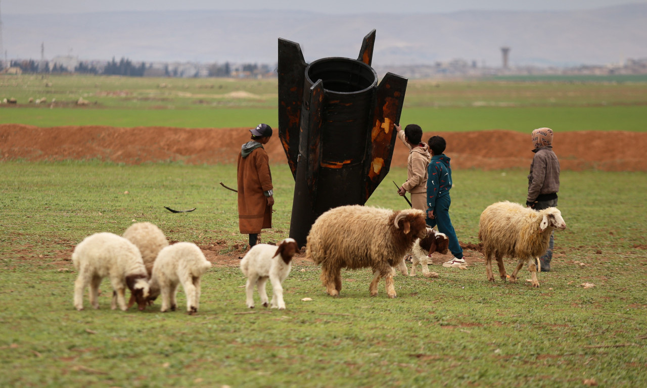 IRANSKA RAKETA ZAVRŠILA USRED LIVADE U SIRIJI: Ovce idu svojim poslom, a čobani... (FOTO)