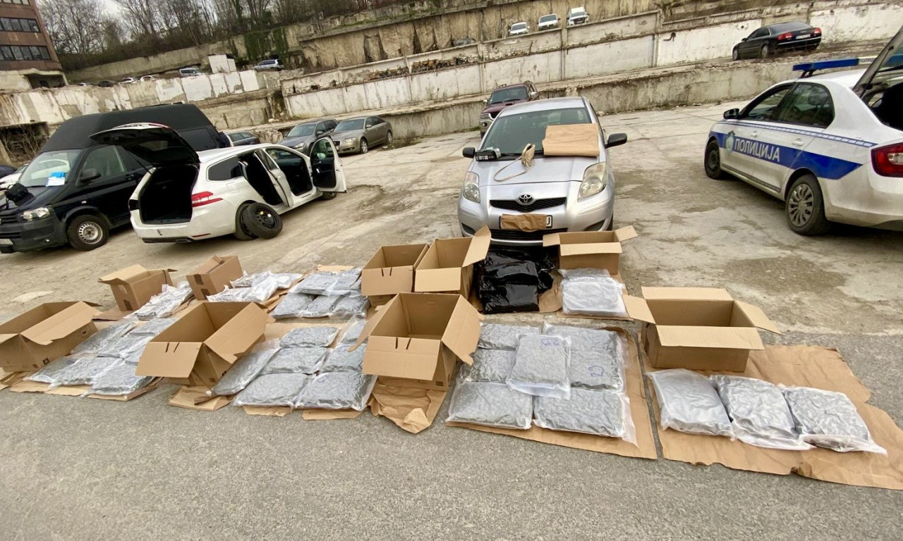 POLICIJA NA ČUKARICI ODMAH UHAPSILA PAR! Zaustavili ih u "pežou", pregledali auto, pa pronašli užas (FOTO)