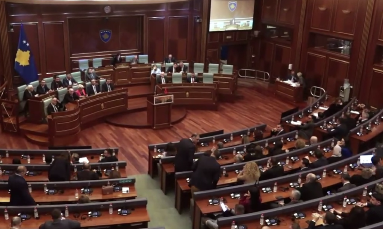 PREKINUTA SEDNICA SKUPŠTINE U PRIŠTINI Glasa se o promeni načina izbora predsednika, rok do ponoći